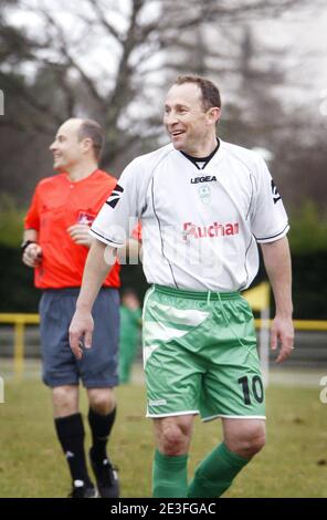 A 45 ans, l'ex campione Jean-Pierre Papin reprend du service dans le monde du football. L'ancien entraineur de Lens, sans professione depuis mai 2008, a repris une License de joueur au sein du club girondin de Facture Biganos qui evolue en promotion de Ligue. L'ancien attaquant vedette en Allemagne et en France avait range les rampons depuis 2004. Le 8 Mars 2009 il a affronte avec son equipe de facture, la formation de Merignac. Lui et son equipe ont gagne 4-0. Foto di Patrick Bernard/Cameleon/ABACAPRESS.COM Foto Stock