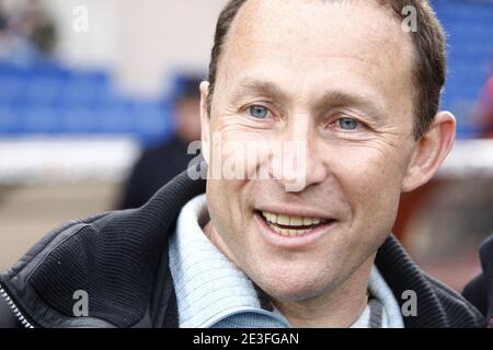 A 45 ans, l'ex campione Jean-Pierre Papin reprend du service dans le monde du football. L'ancien entraineur de Lens, sans professione depuis mai 2008, a repris une License de joueur au sein du club girondin de Facture Biganos qui evolue en promotion de Ligue. L'ancien attaquant vedette en Allemagne et en France avait range les rampons depuis 2004. Le 8 Mars 2009 il a affronte avec son equipe de facture, la formation de Merignac. Lui et son equipe ont gagne 4-0. Foto di Patrick Bernard/Cameleon/ABACAPRESS.COM Foto Stock