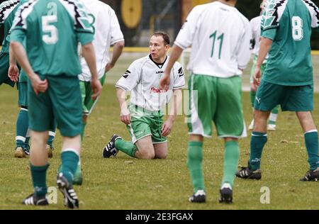 A 45 ans, l'ex campione Jean-Pierre Papin reprend du service dans le monde du football. L'ancien entraineur de Lens, sans professione depuis mai 2008, a repris une License de joueur au sein du club girondin de Facture Biganos qui evolue en promotion de Ligue. L'ancien attaquant vedette en Allemagne et en France avait range les rampons depuis 2004. Le 8 Mars 2009 il a affronte avec son equipe de facture, la formation de Merignac. Lui et son equipe ont gagne 4-0. Foto di Patrick Bernard/Cameleon/ABACAPRESS.COM Foto Stock