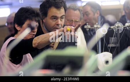 Il 9 marzo 2009, il ministro francese dell'industria e dei consumatori, il portavoce del governo Luc Chatel visita lo stabilimento dell'Unione tessile di Tourcoing, Francia settentrionale. Foto di Norbert Angielczyk/ABACAPRESS.COM Foto Stock