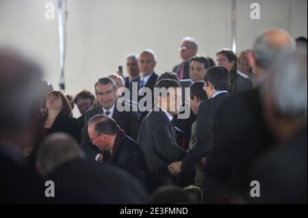 Il presidente francese Nicolas Sarkozy durante un incontro con il personale medico a Clairefontaine-en-Yvelines, sobborgo di Parigi, il 13 marzo 2009 dopo la visita all'ospedale di Rambouillet. Foto di Mousse/ABACAPRESS.COM Foto Stock