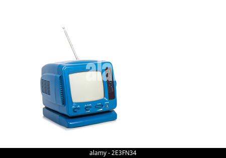 Retro, piccola radio televisiva blu isolata su sfondo bianco. Foto Stock
