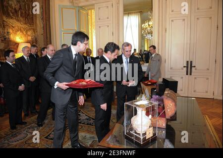 Il presidente francese Nicolas Sarkozy pone le medaglie del presidente libanese Michel Sleiman al Palazzo Elysee di Parigi, in Francia, il 16 marzo 2009. Michel Sleiman si trova in Francia per una visita di Stato di tre giorni, incentrata sull'assistenza militare ed economica francese in Libano, mentre il suo paese ha aperto oggi la sua prima ambasciata in Siria, ex mediatore di potere, e gli strumenti per le elezioni legislative nel giugno 2009. Foto di Abd Rabbo-Mousse/ABACAPRESS.COM Foto Stock