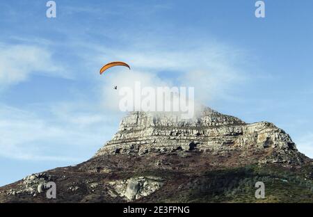 Persone che parapendio dalla montagna Lion's Head a Città del Capo, Sud Africa Foto Stock