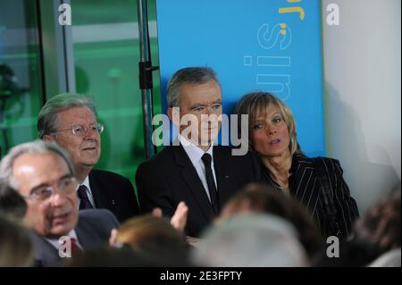 Bernard Arnault e sua moglie Helene partecipano alla cerimonia durante la cerimonia del presidente francese Nicolas Sarkozy premia Bernadette Chirac con la Legion d'honneur (Chevalier de la legion d'honneur) a casa Solenn a Parigi, Francia, il 18 marzo 2009. Foto di Jacques Witt/piscina/ABACAPRESS.COM Foto Stock