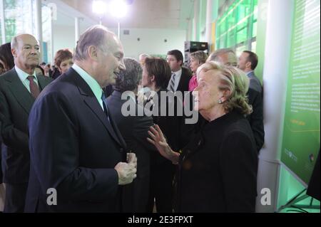 Karim Aga Khan parla con Bernadette Chirac. Cerimonia durante la cerimonia del Presidente francese Nicolas Sarkozy premia Bernadette Chirac con la Legion d'honneur (Chevalier de la legion d'honneur) a casa Solenn a Parigi, in Francia, il 18 marzo 2009. Foto di Jacques Witt/piscina/ABACAPRESS.COM Foto Stock