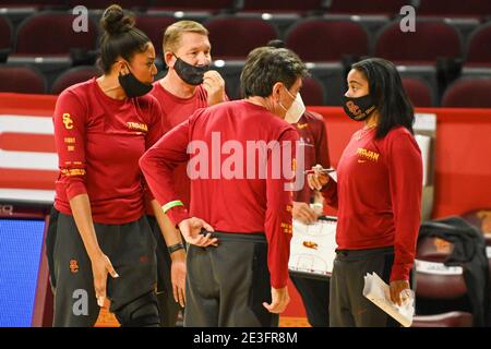 Il personale di coaching dei Trojan della California meridionale brulica durante un timeout durante una partita di basket femminile dell'NCAA contro i Washington state Cougars, Frida Foto Stock