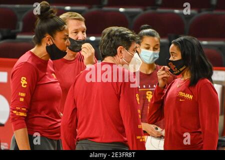 Il personale di coaching dei Trojan della California meridionale brulica durante un timeout durante una partita di basket femminile dell'NCAA contro i Washington state Cougars, Frida Foto Stock