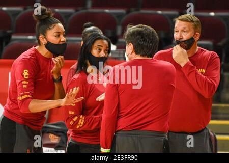 Il personale di coaching dei Trojan della California meridionale brulica durante un timeout durante una partita di basket femminile dell'NCAA contro i Washington state Cougars, Frida Foto Stock