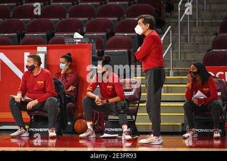 Il personale di coaching dei Trojan della California meridionale durante una partita di pallacanestro femminile dell'NCAA contro i Washington state Cougars, venerdì 15 gennaio 2021, a Los Foto Stock