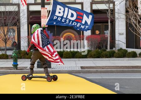 18 gennaio 2021: Washington, District of Columbia, USA: Il sostenitore di Biden passa attraverso BLM Plaza sul suo skateboard motorizzato a Washington, DC. Il Campidoglio delle Nazioni è in stato di blocco e di alto allarme dopo l'attacco di insurrezione del 6 gennaio 2021 al Campidoglio degli Stati Uniti. Credit: Brian Branch Price/ZUMA Wire/Alamy Live News Foto Stock