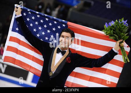 Evan Lysacek degli Stati Uniti celebra la sua medaglia d'oro ai Campionati mondiali di pattinaggio di figura 2009 che si tengono presso lo Staples Center di Los Angeles, CA, USA il 26 marzo 2009. Foto di Lionel Hahn/ABACAPRESS.COM Foto Stock