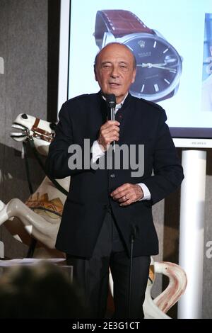 Jacques Seguela partecipa ad un'asta a favore di tre associazioni benefiche, la Chaîne de l'espoir, Hanichiens, Les Services hospitaliers pour les enfants malades, a Sotheby's a Parigi, Francia, il 30 marzo 2009. Foto di Denis Guignebourg/ABACAPRESS.COM Foto Stock