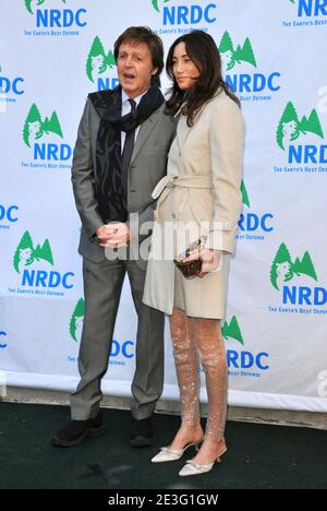 Sir Paul McCartney e la fidanzata Nancy Shevell arriveranno al beneficio annuale 11th 'Forces for Nature' del Consiglio di Difesa delle risorse naturali a 583 Park Avenue a New York City, NY, USA il 30 marzo 2009. Foto di Gregorio Binuya/ABACAPRESS.COM Foto Stock