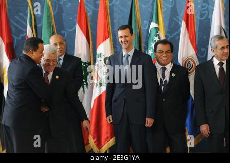 L-R : il presidente venezuelano Hugo Chavez Frias, il presidente palestinese Mahmoud Abbas, il presidente siriano Bashar al Assad, il presidente libanese Michel Suleiman, visto durante una foto di famiglia del 2° vertice dei paesi arabo-sudamericani, a Doha, in Qatar, il 31 marzo 2009. Foto di Ammar Abd Rabbo/ABACAPRESS.COM Foto Stock