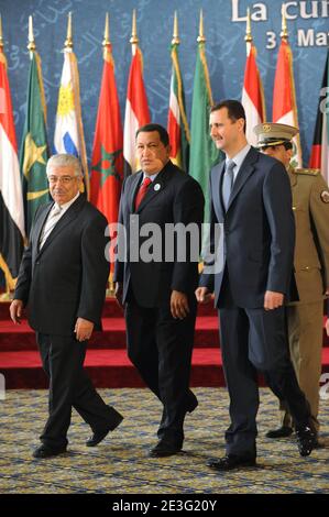 Il presidente venezuelano Hugo Chavez Frias ha visto con il presidente siriano Bashar al Assad dopo una foto di famiglia del 2° vertice dei paesi arabo-sudamericani, a Doha, in Qatar, il 31 marzo 2009. Foto di Ammar Abd Rabbo/ABACAPRESS.COM Foto Stock