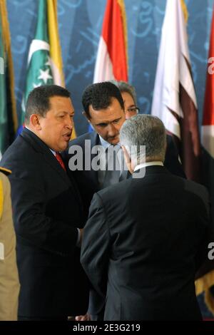 Il presidente venezuelano Hugo Chavez Frias ha visto con il presidente siriano Bashar al Assad dopo una foto di famiglia del 2° vertice dei paesi arabo-sudamericani, a Doha, in Qatar, il 31 marzo 2009. Foto di Ammar Abd Rabbo/ABACAPRESS.COM Foto Stock