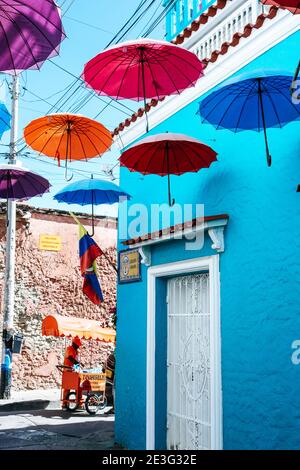 Cartagena de Indias, Cartagena, Colombia - 8 gennaio 2020: Vendita di frutta in un angolo della strada colorato Foto Stock