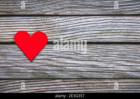Carta rossa cuore su sfondo di legno Foto Stock