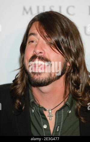 Il cantante/musicista Dave Growl dei Foo Fighters partecipa agli arrivi per il Clive Davis Pre-Grammy Party al Beverly Hilton Hotel il 09 febbraio 2008 a Los Angeles, California. Credito: Jared Milgrim/l'accesso fotografico Foto Stock