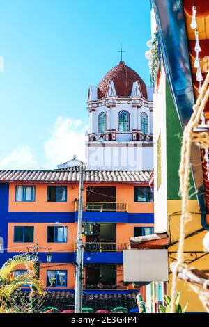 La colorata Plazoleta de Los Zócalos nel villaggio di Guatape Colombia con bellissimi dipinti di Zocalo Foto Stock