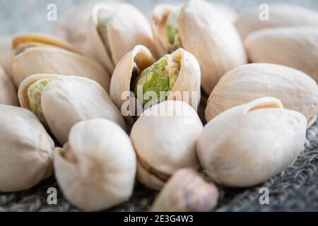 Primo piano con una calotta pistacchio aperta con la deliziosa noce verde all'interno. Foto Stock