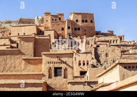 Vista dal basso della famosa Ait Benhaddou kasbah e berber case in mattoni di terra, Marocco Foto Stock