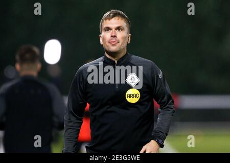 EINDHOVEN, PAESI BASSI - GENNAIO 18: (L-R): Assistente di riferimento Jordi è stato durante la partita olandese di Keukenkampioendivisie tra PSV U23 e NAC a De He Foto Stock