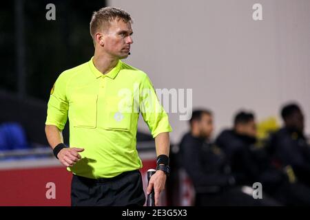 EINDHOVEN, PAESI BASSI - GENNAIO 18: (L-R): Assistente di riferimento Jordi è stato durante la partita olandese di Keukenkampioendivisie tra PSV U23 e NAC a De He Foto Stock