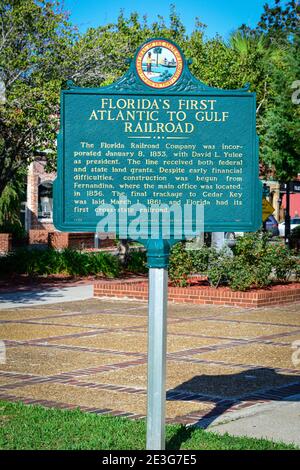 Un segno storico verde dello stato della Florida rende omaggio alla prima ferrovia tra Atlantico e Golfo della Florida presso l'Ameila Island Welcome Center, situato a Fernandina, Foto Stock