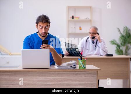 Due medici che lavorano in ospedale Foto Stock