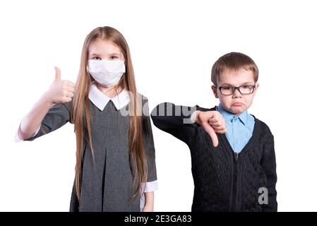 Una ragazza in una maschera si mostra bene, un ragazzo senza maschera si mostra male. Isolato su sfondo bianco. Foto di alta qualità Foto Stock