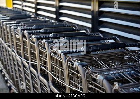 primo piano dei carrelli della spesa memorizzati Foto Stock