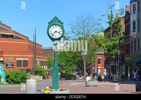 Orologio sulla Monument Square nel centro di Portland, Maine, Stati Uniti. Foto Stock