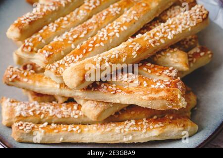 i bastoncini di pane al sesamo salati riavvicinano i tradizionali spuntini fatti in casa Foto Stock