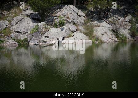 Formazione rocciosa lungo il torrente d'acqua Foto Stock