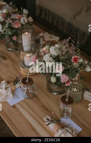 Tavolo di legno con bicchiere di vetro con scerbet, tovagliolo con fiori e una lettera che dice: Grazie per aver condiviso questa notte con me. Foto Stock