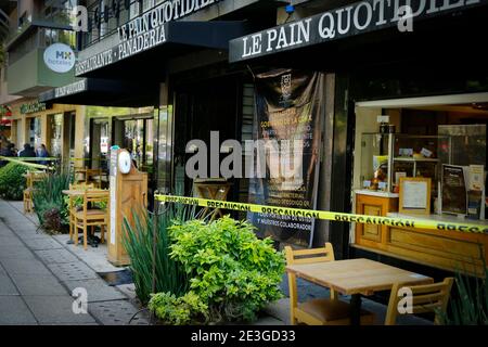 Città del Messico, Messico. 18 gennaio 2021. Il ristorante le Pain Quotidien è aperto solo con servizio all'aperto a Città del Messico. Il sindaco di Città del Messico, Claudia Sheinbaum Pardo ha presentato il piano "riattivare senza rischio" che consente alle aziende alimentari e alle palestre di operare solo all'aperto dopo che l'industria dei ristoranti si è ribellato contro le misure di confinamento nonostante la situazione critica dovuta alla saturazione ospedaliera nella città a causa della pandemia di Covid-19. Credit: SOPA Images Limited/Alamy Live News Foto Stock