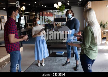 Diversi gruppi di uomini d'affari che lavorano in ufficio creativo Foto Stock