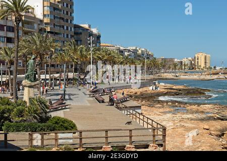 Torrevieja, Spagna. Vista dalla parete del porto scalini della passeggiata 'Paseo Juan Aparicio'. Lungo qui ci sono molti bar, ristoranti e negozi Foto Stock