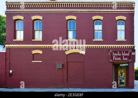 Un primo piano della Amelia Island Paint, Inc., un edificio commerciale in mattoni rossi e gialli eretto nel 1938, Fernandina Beach, sull'isola di Amelia, Florida Foto Stock