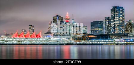 Vista notturna del centro di Vancouver su Burrard Inlet Foto Stock