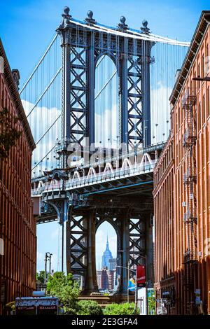 Ponte di Manhattan, visto da DUMBO. Empire state Building sullo sfondo. Foto Stock