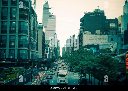 Traffico attraverso la 10th Avenue a Chelsea, New York. Foto Stock