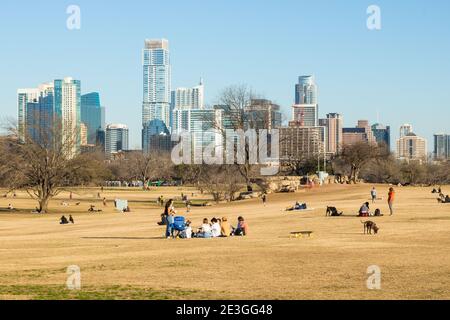 Zilker Park in una soleggiata giornata invernale ad Austin, Texas, con persone nel parco Foto Stock