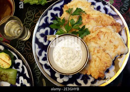 COD in pastella con salsa su un piatto nel ristorante Foto Stock