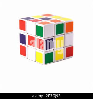 Krasnodar, Russia-23 novembre 2020: Primo piano del cubo di Rubik su uno sfondo bianco isolato Foto Stock