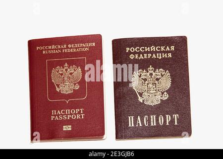 Due passaporti di un cittadino della Federazione Russa, internazionale e nazionale. Isolato su sfondo bianco Foto Stock