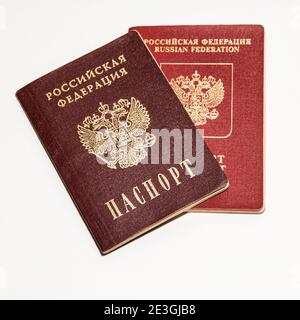 Due passaporti di un cittadino della Federazione Russa, internazionale e nazionale. Isolato su sfondo bianco Foto Stock