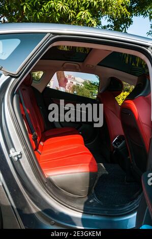 Sedile posteriore di una versione super-lungo raggio della berlina sportiva Xpeng P7 elettrica visto a Guangzhou, Cina. Foto Stock